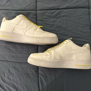 Air Force 1 low Lux SIZE: 11 COLOR: white chrome yellow